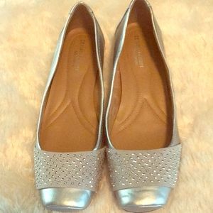 Women’s Naturalizer flats.